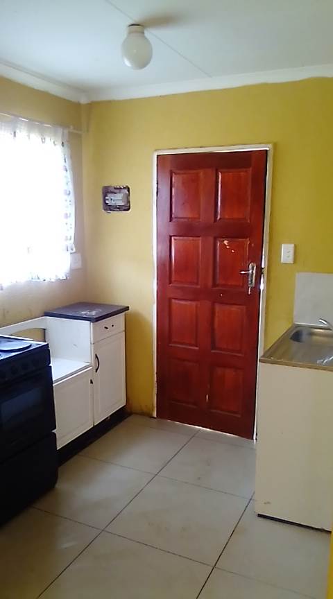 2 Bed House in Kagiso photo number 9