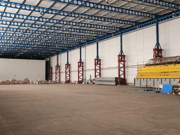 2 300  m² Industrial space