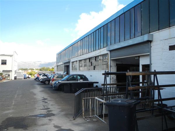 1070  m² Industrial space in Retreat