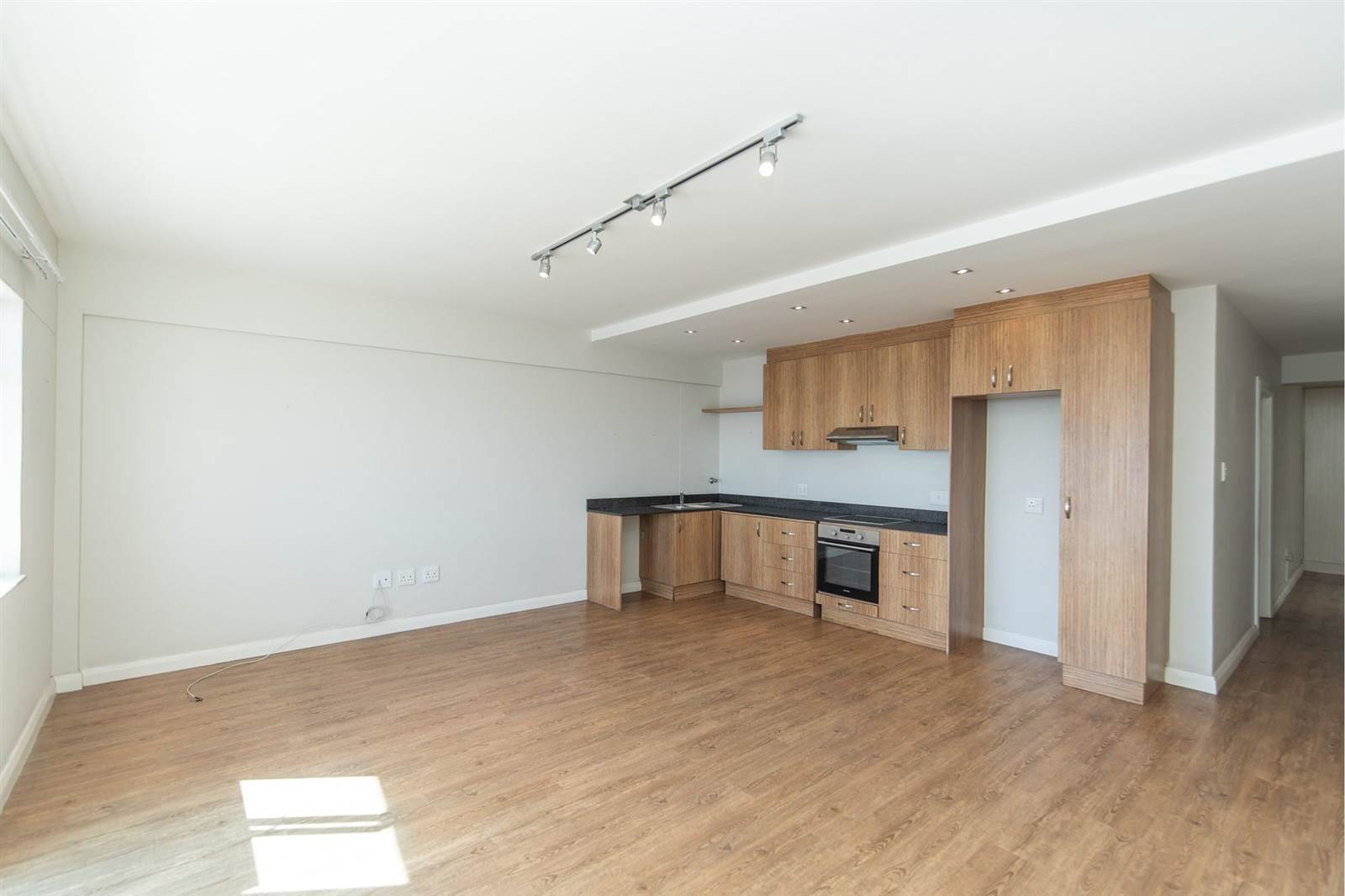 1 Bed Apartment in Humewood photo number 5
