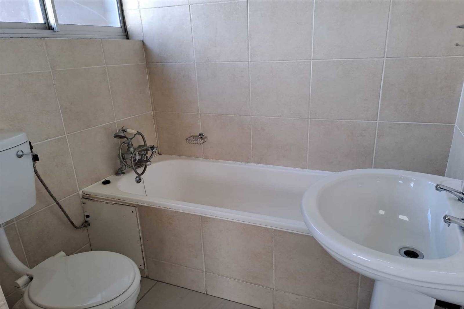 2 Bed Apartment in Athlone Park photo number 10