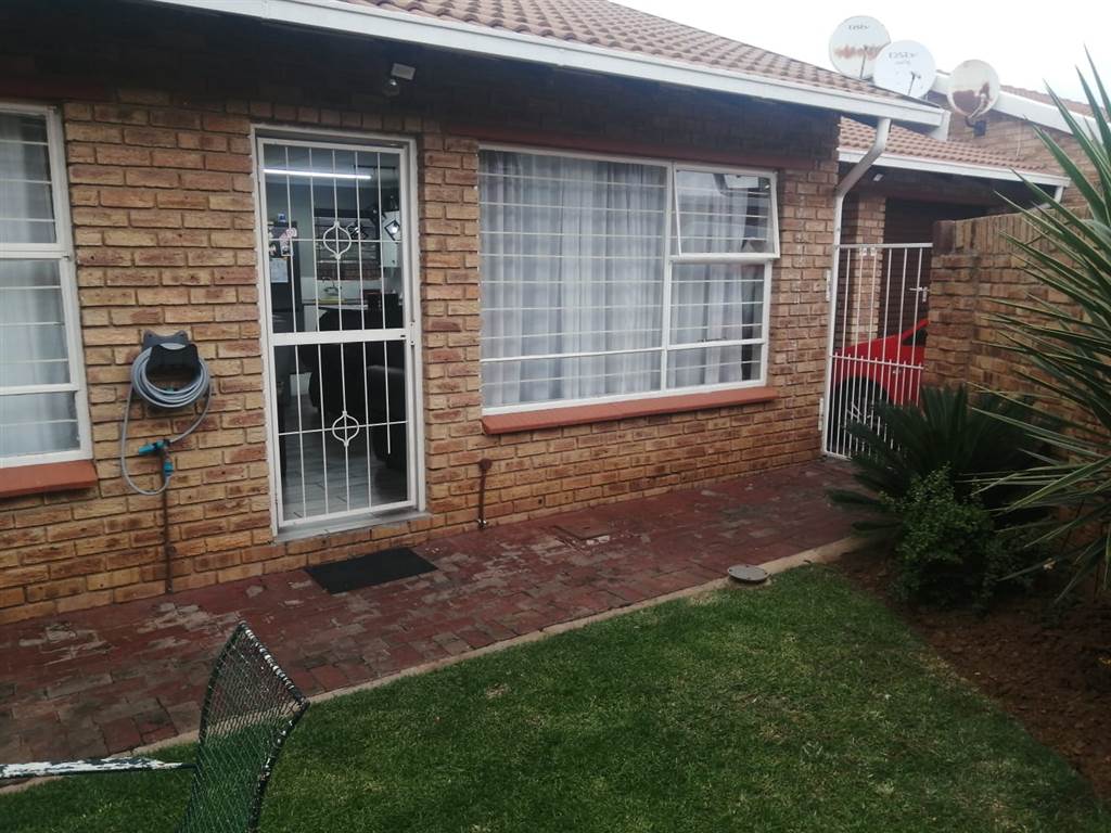 2 Bed Townhouse in Rangeview photo number 13