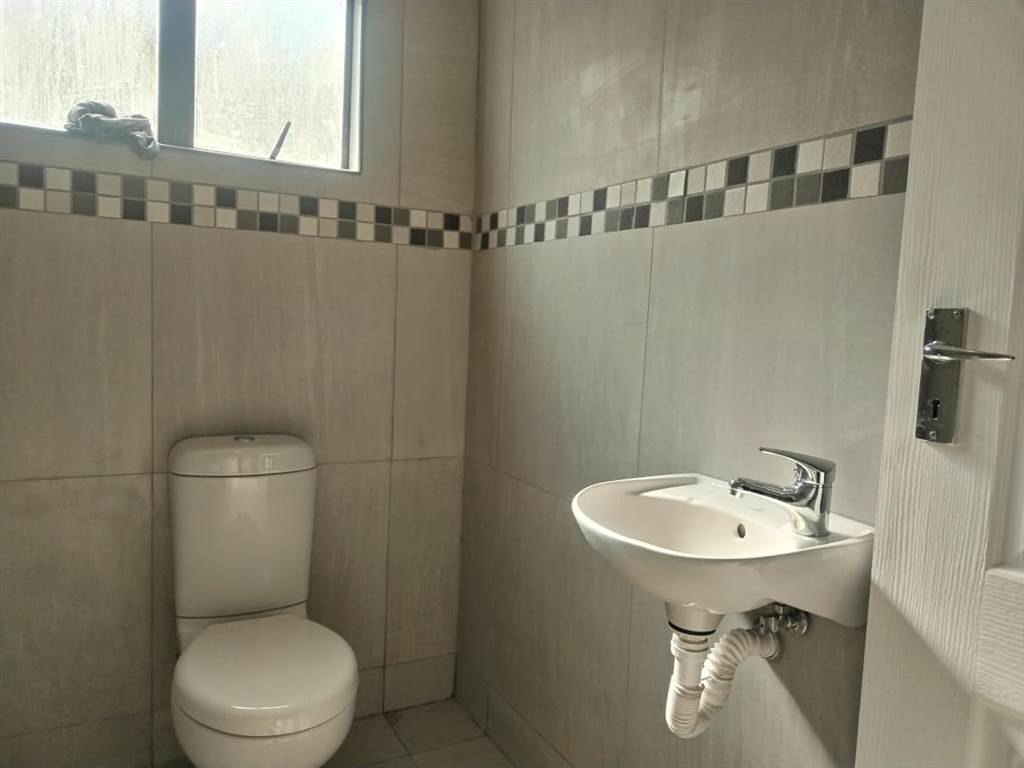 2 Bed Townhouse in Umlazi photo number 19