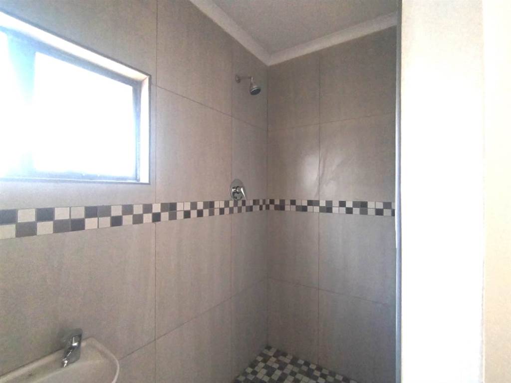 2 Bed Townhouse in Umlazi photo number 11