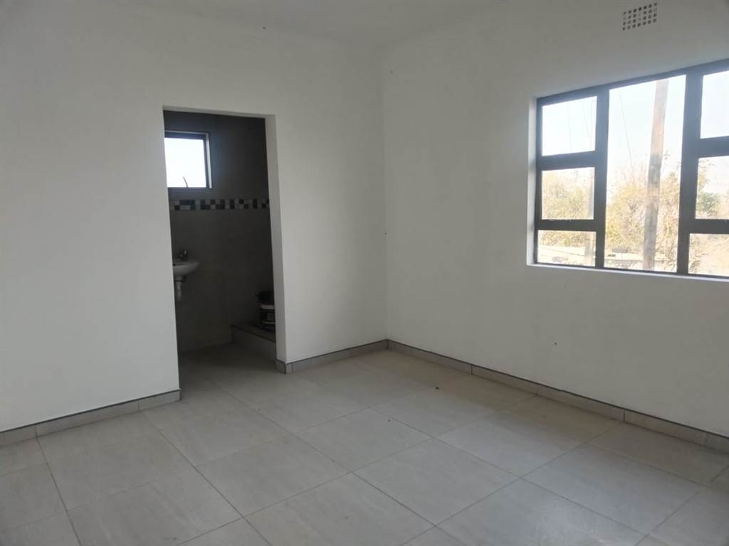 2 Bed Townhouse in Umlazi photo number 18