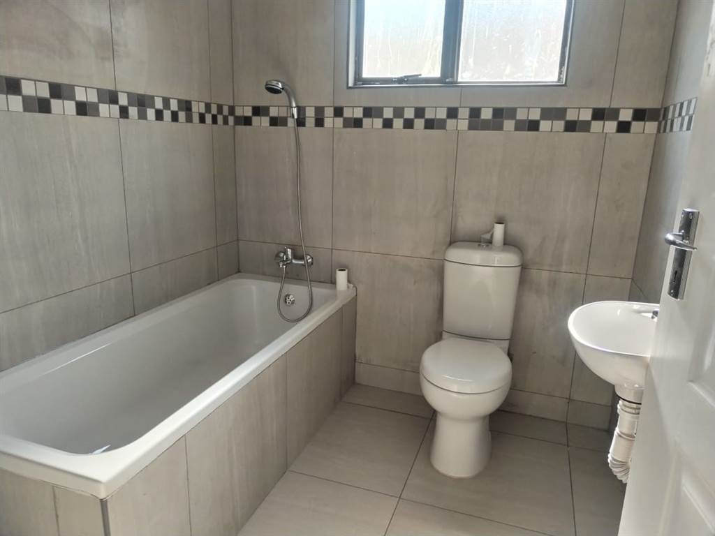 2 Bed Townhouse in Umlazi photo number 15