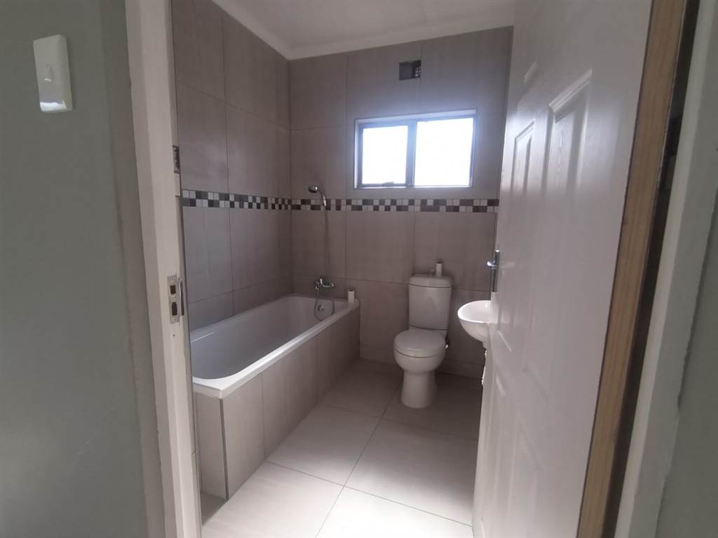 2 Bed Townhouse in Umlazi photo number 7