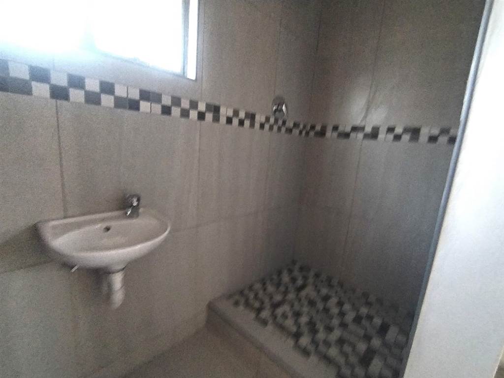 2 Bed Townhouse in Umlazi photo number 10