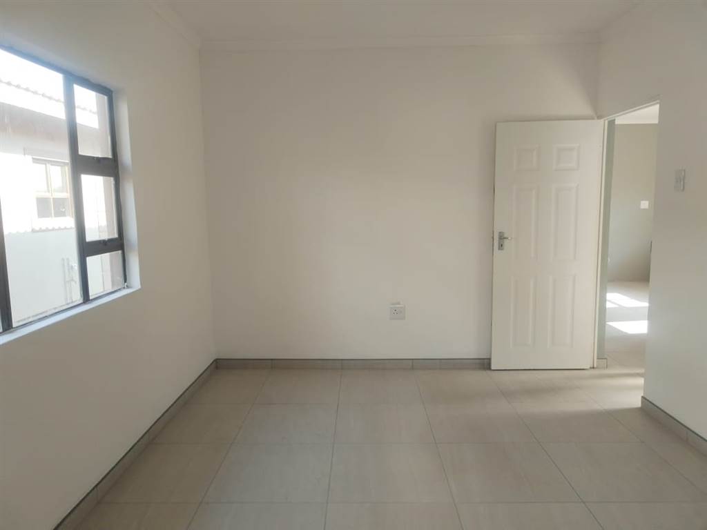 2 Bed Townhouse in Umlazi photo number 13