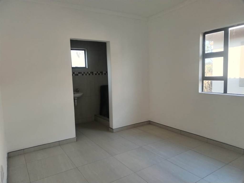 2 Bed Townhouse in Umlazi photo number 14