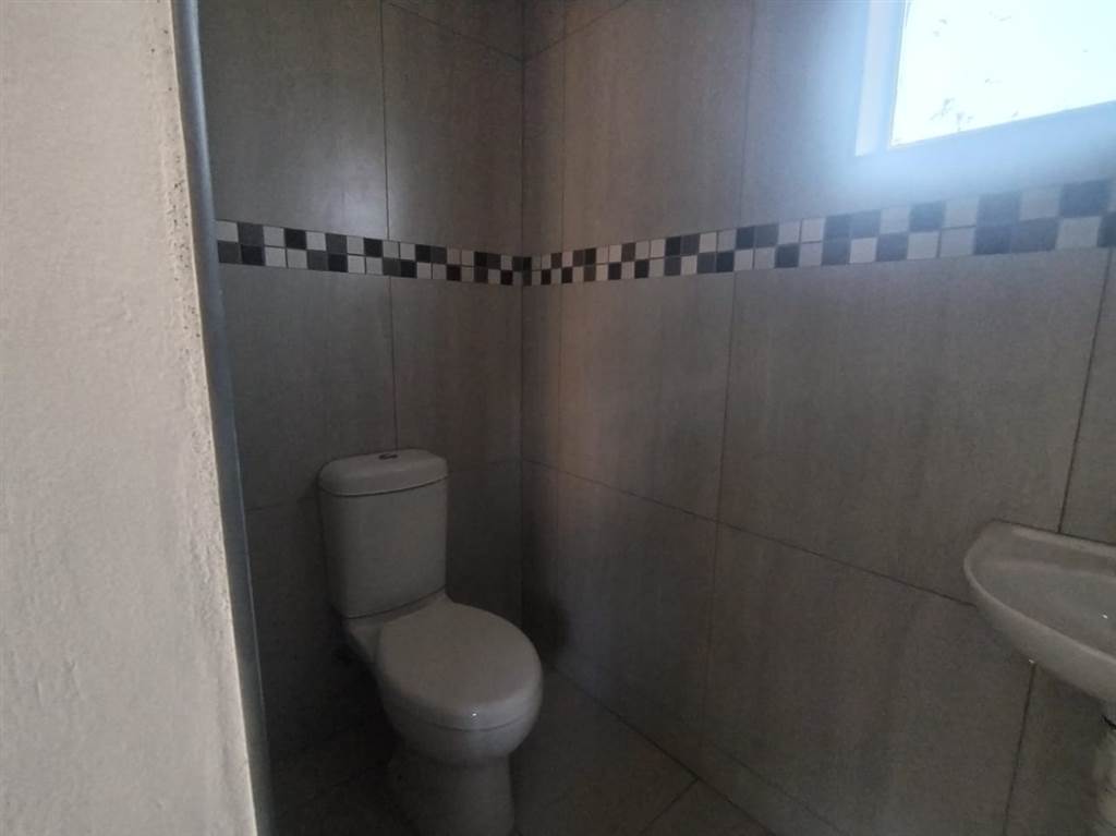 2 Bed Townhouse in Umlazi photo number 9