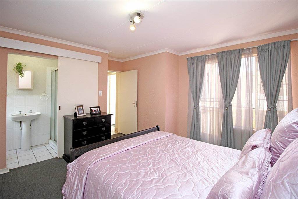 3 Bed Townhouse in Strubens Valley photo number 13