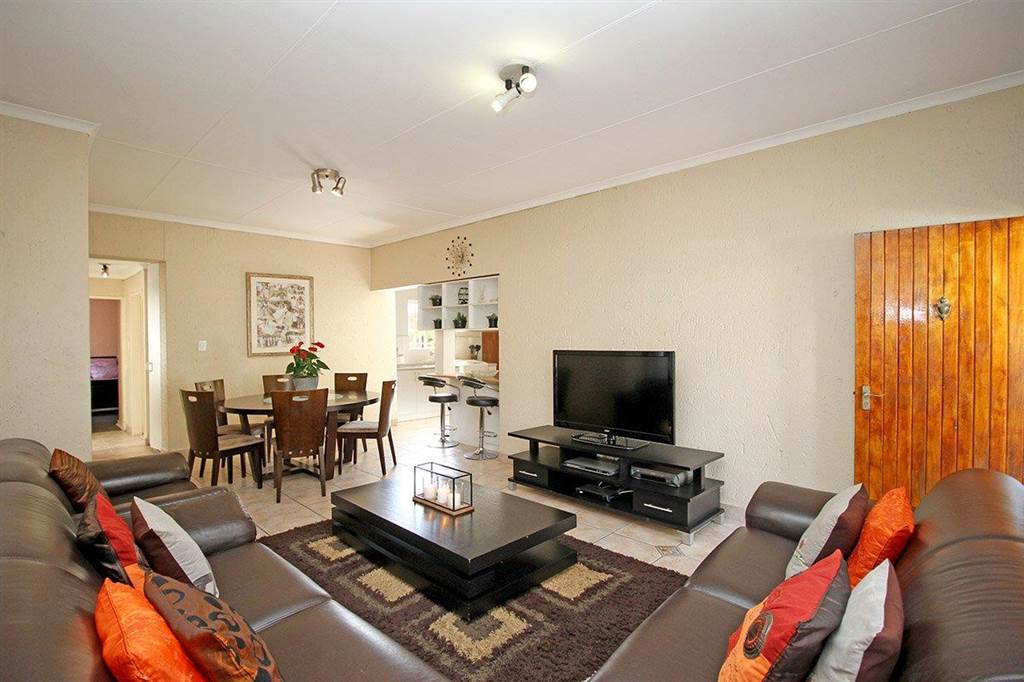 3 Bed Townhouse in Strubens Valley photo number 6