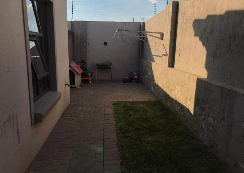 2 Bed Townhouse in Trichardt photo number 20