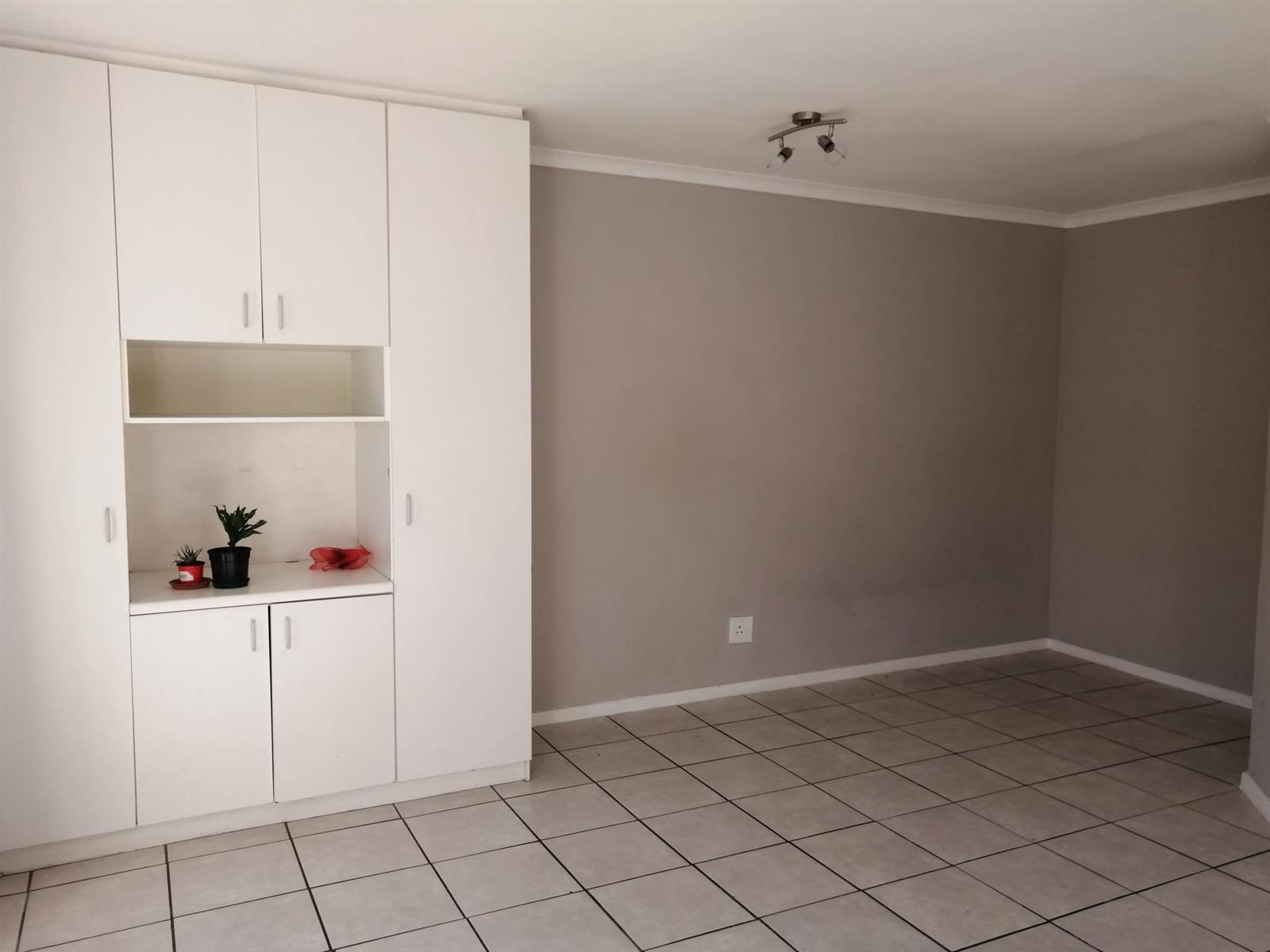 1 Bed Apartment in Oakglen photo number 4