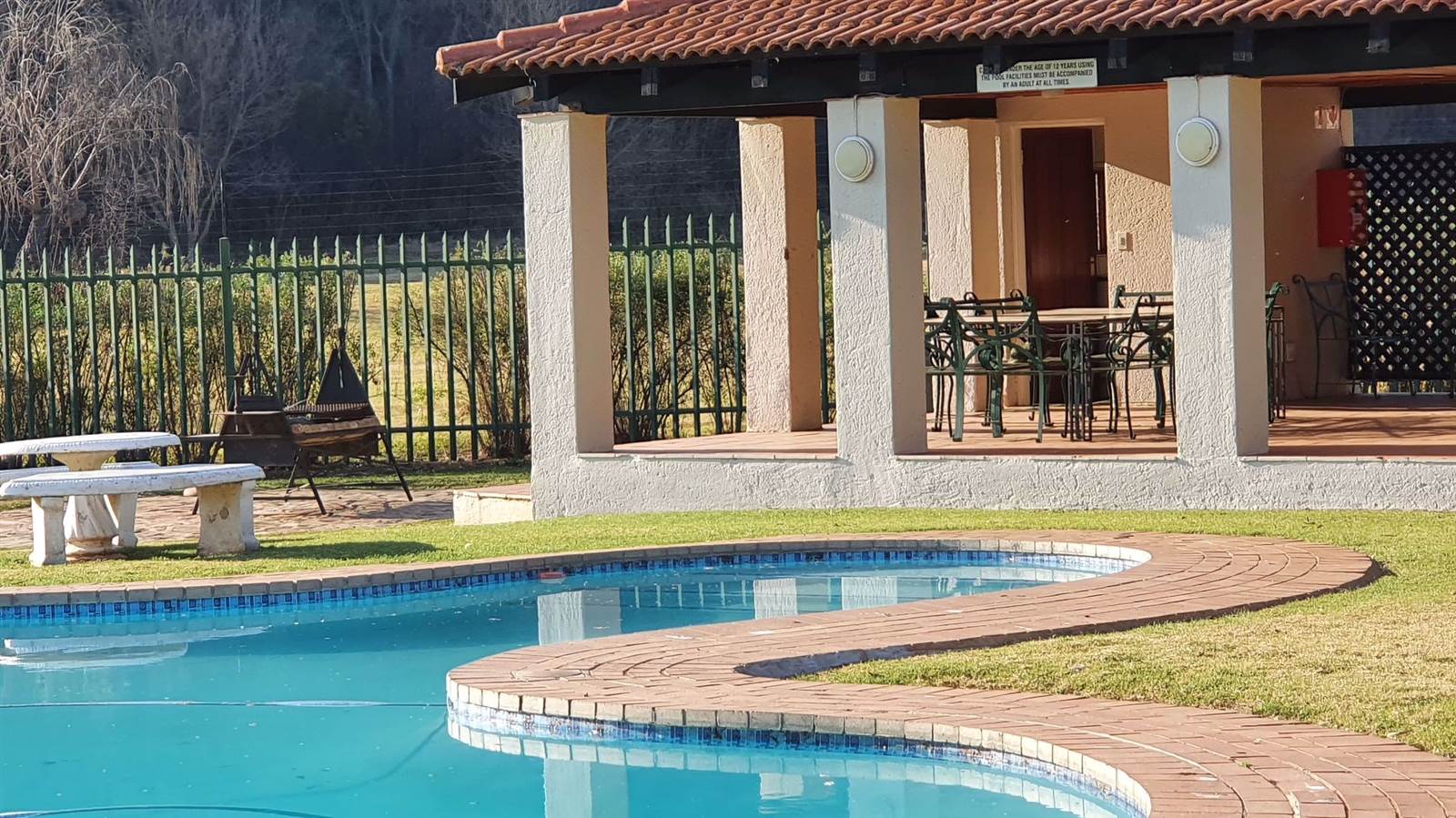 4 Bed Townhouse in Hartbeespoort Dam photo number 1