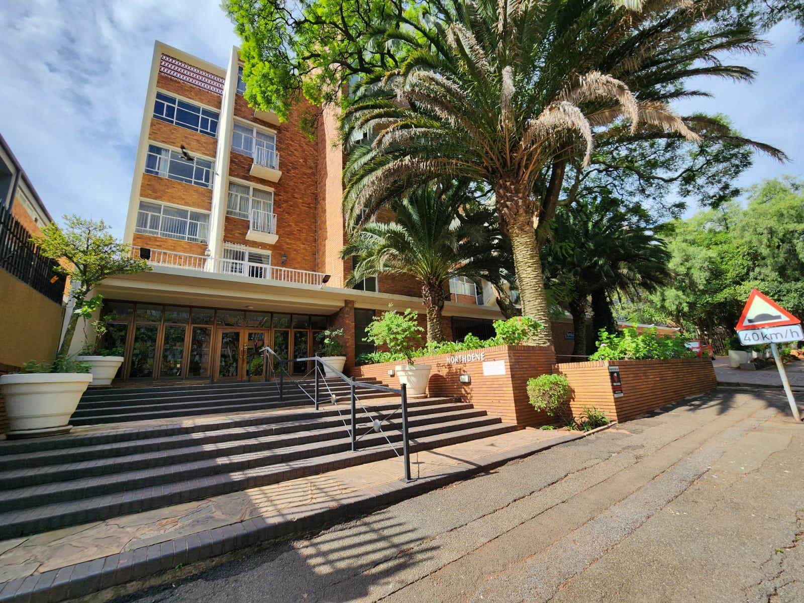 3 Bed Apartment in Parktown photo number 1
