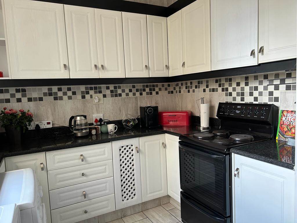 3 Bed Apartment in Parktown photo number 8
