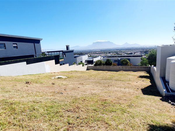823 m² Land available in Baronetcy Estate