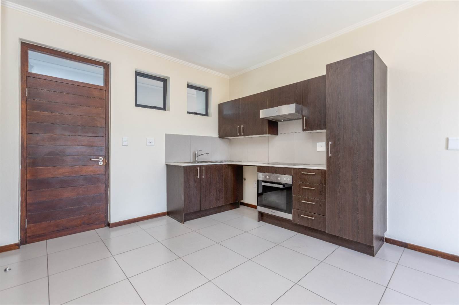 1 Bed Apartment in Roodepoort Central photo number 5