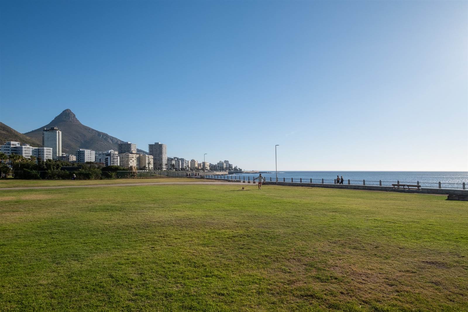 1 Bed Apartment in Mouille Point photo number 16