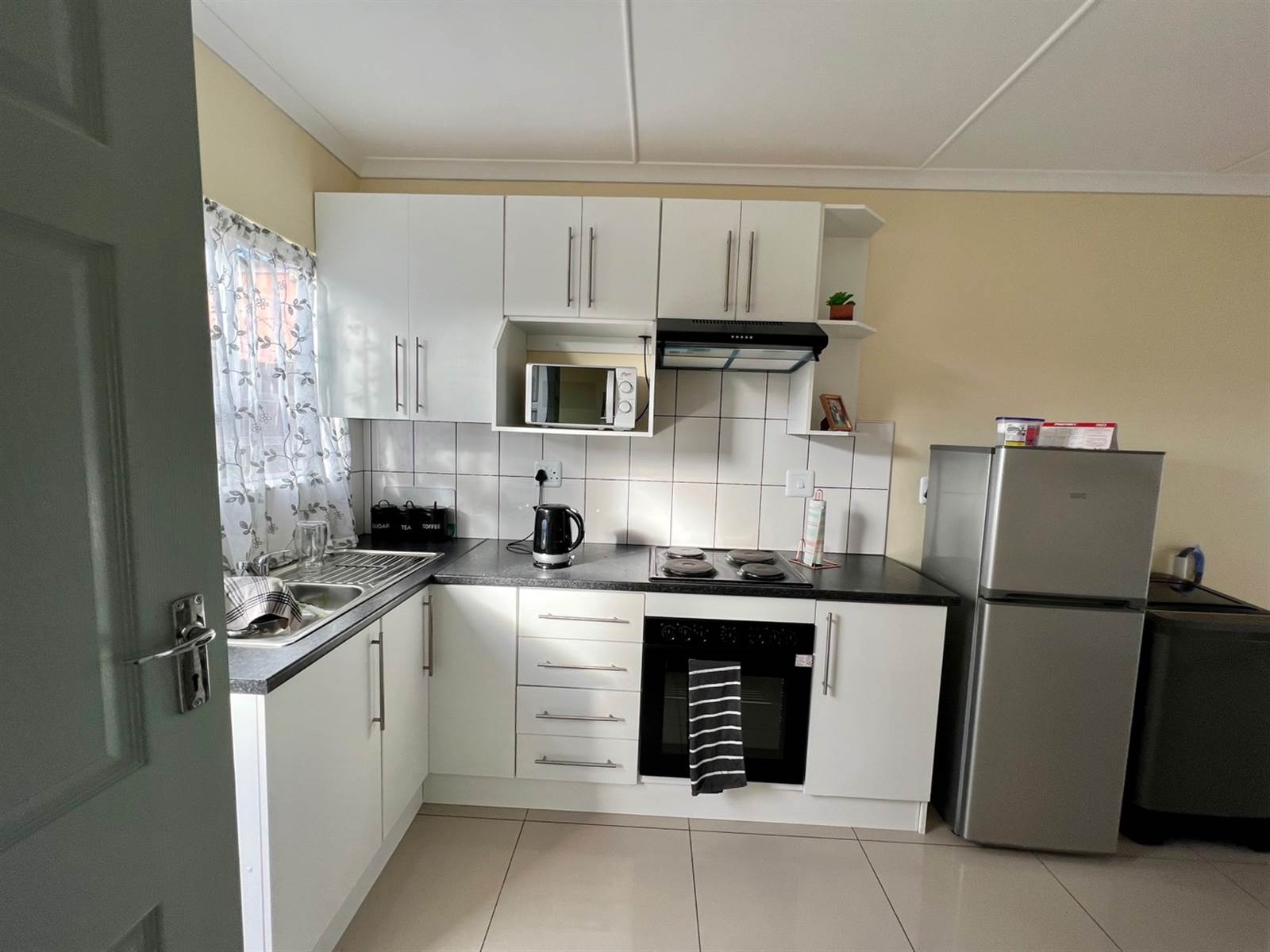 3 Bed Apartment in Grahamstown photo number 12
