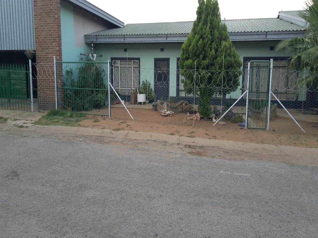 4 Bed House in Klerksdorp photo number 2