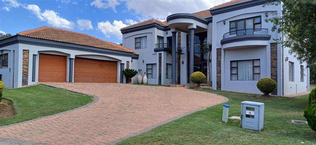 6 Bed House in Blue Valley Golf Estate photo number 6