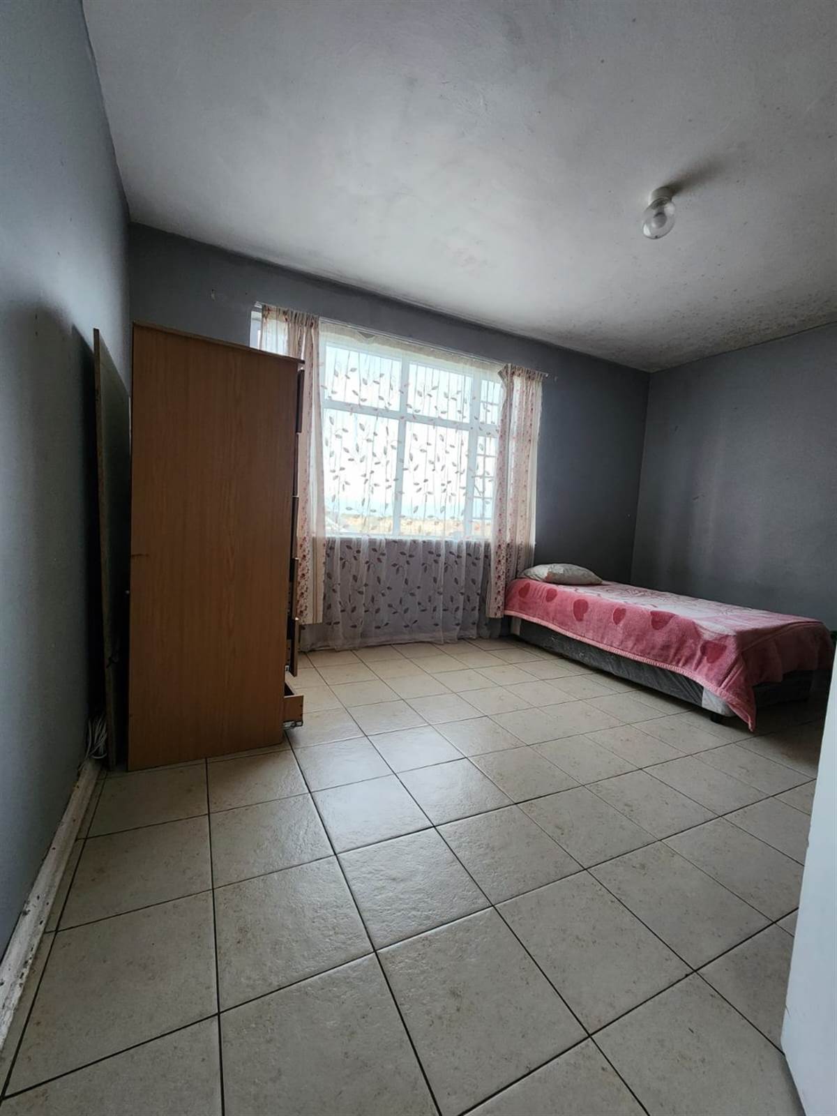2 Bed Apartment in Port Elizabeth Central photo number 12