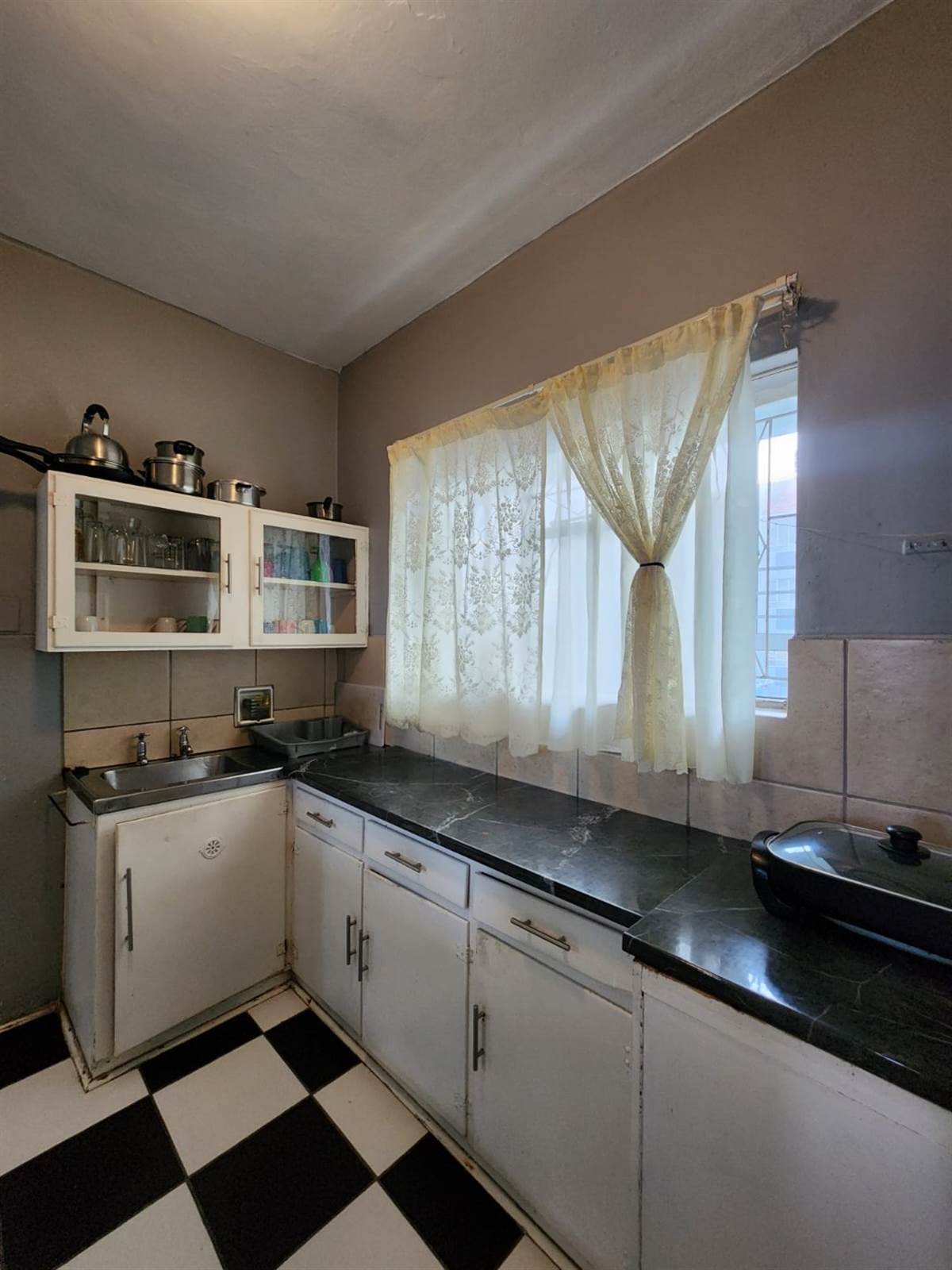 2 Bed Apartment in Port Elizabeth Central photo number 5