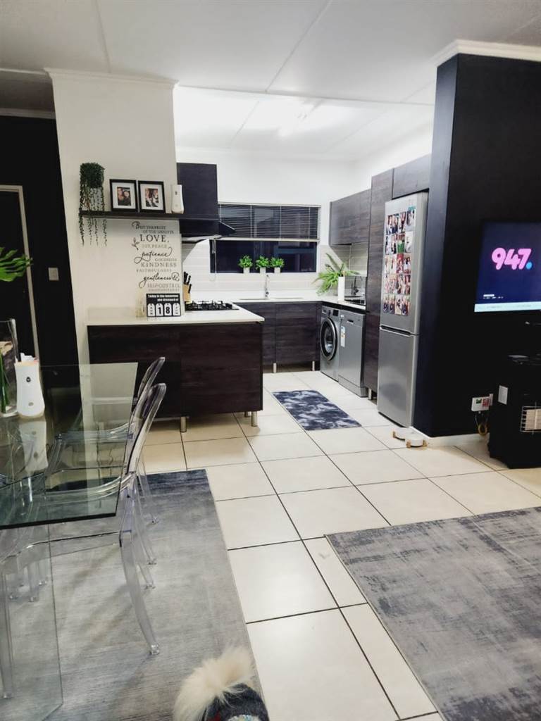 3 Bed Apartment in Greenstone Crest photo number 9