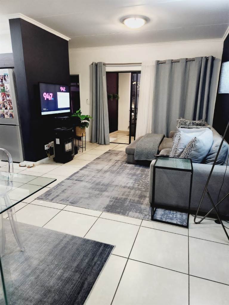 3 Bed Apartment in Greenstone Crest photo number 2