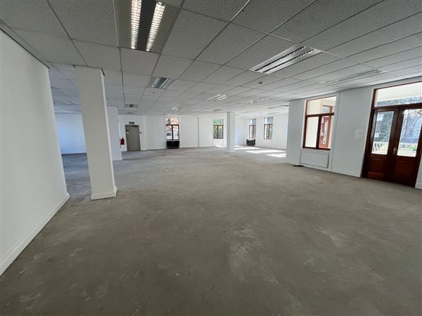 472  m² Commercial space