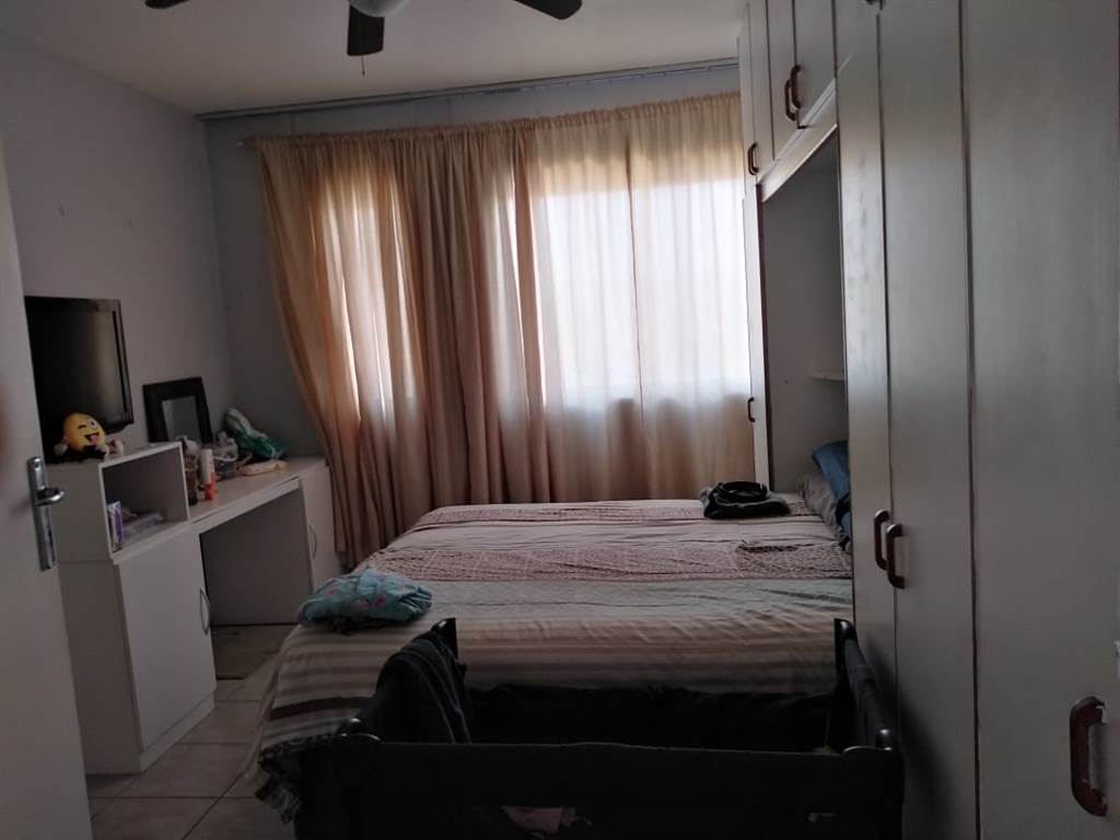 2 Bed Apartment in Amanzimtoti photo number 5