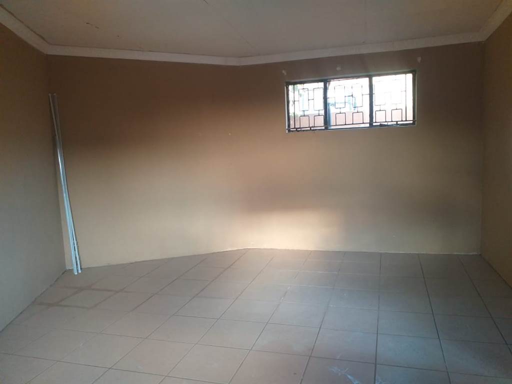 1 Bed Apartment in Pimville photo number 4