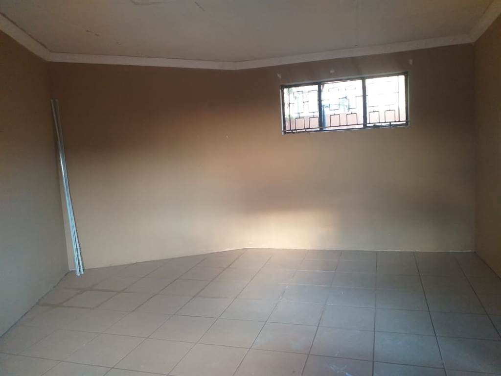 1 Bed Apartment in Pimville photo number 5