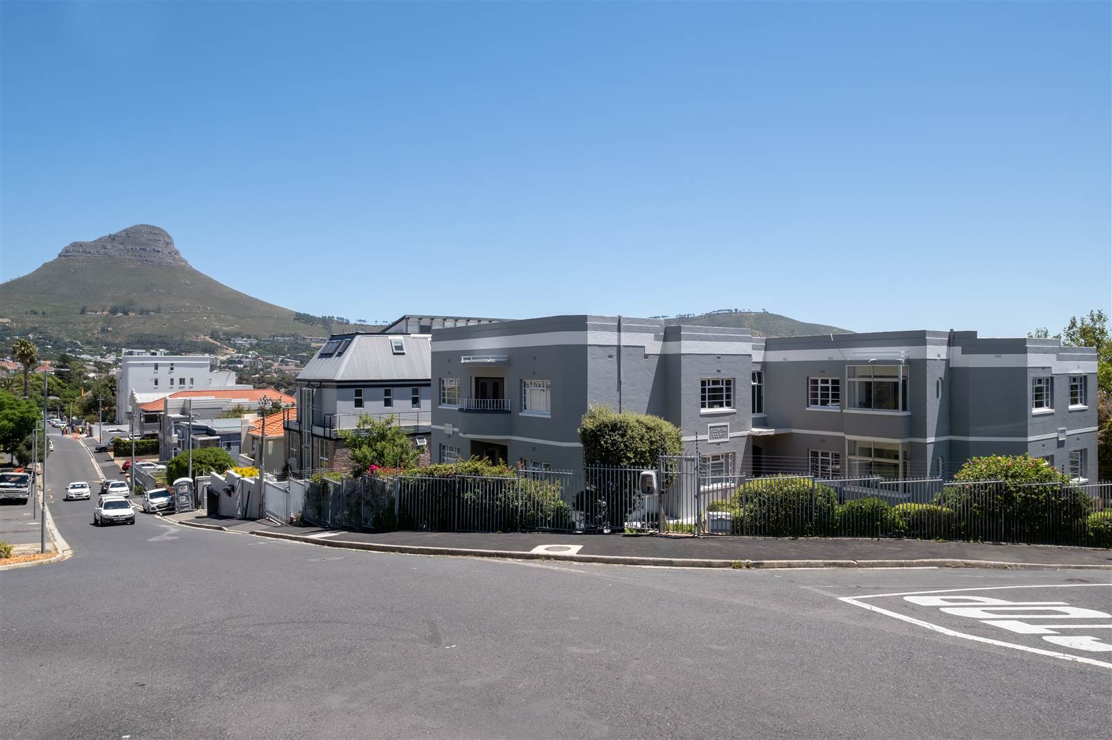 3 Bed Apartment in Vredehoek photo number 2