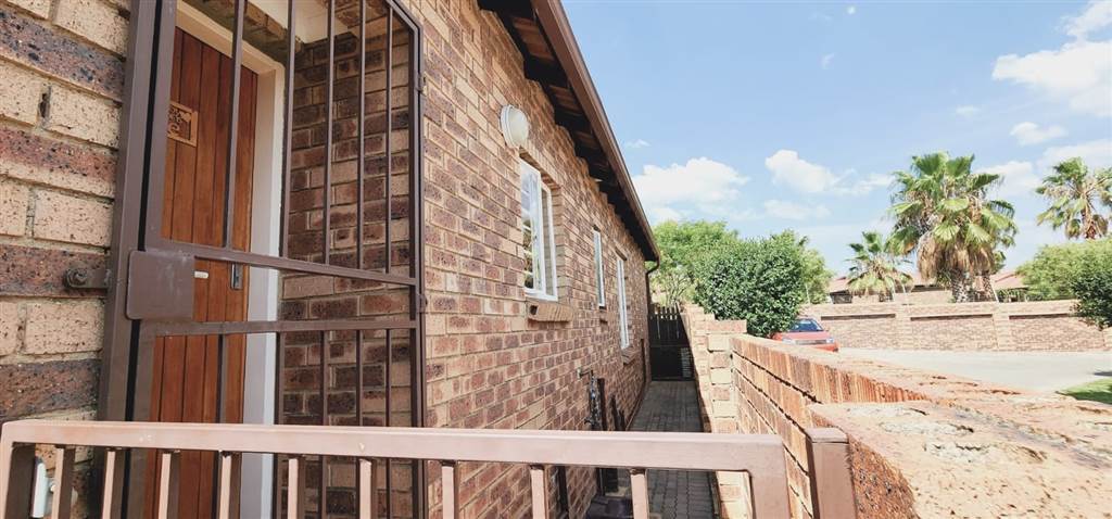 3 Bed Townhouse in Rooihuiskraal photo number 8