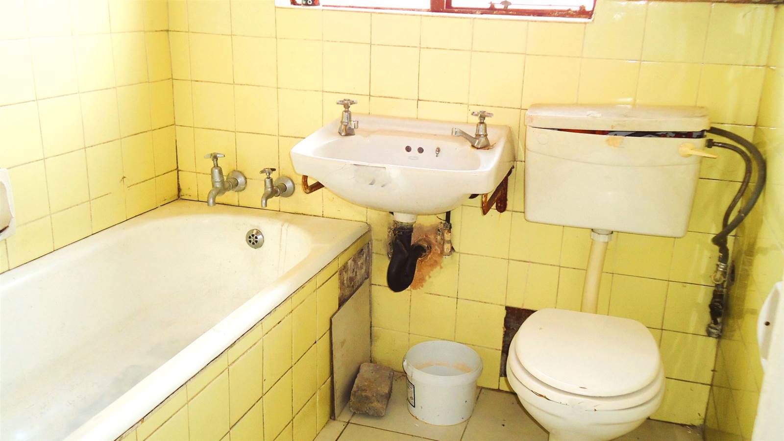 2 Bed Apartment in Brakpan Central photo number 11