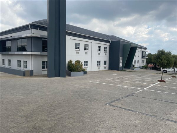 275  m² Commercial space