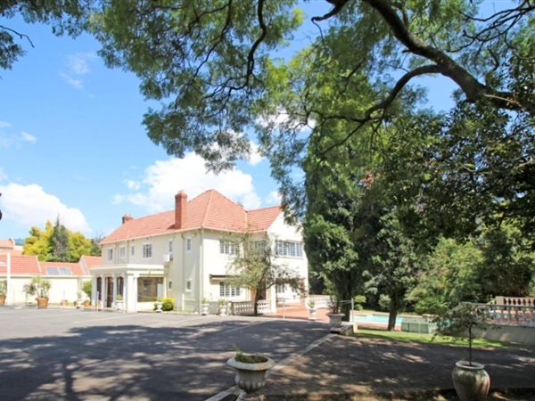 672  m² Commercial space in Saxonwold