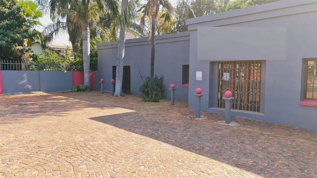 390  m² Commercial space in Rustenburg Central photo number 1