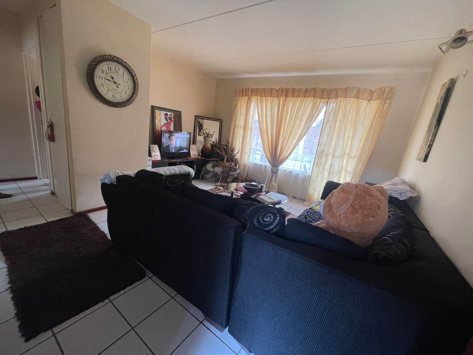 1 Bed Townhouse in Glen Marais photo number 9