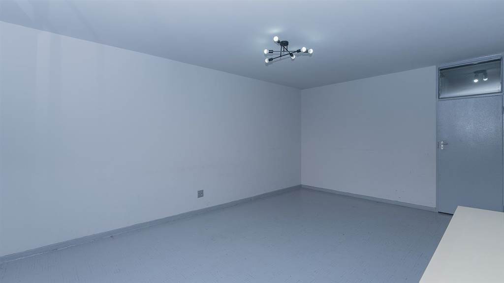 2 Bed Apartment in Bedford Gardens photo number 5