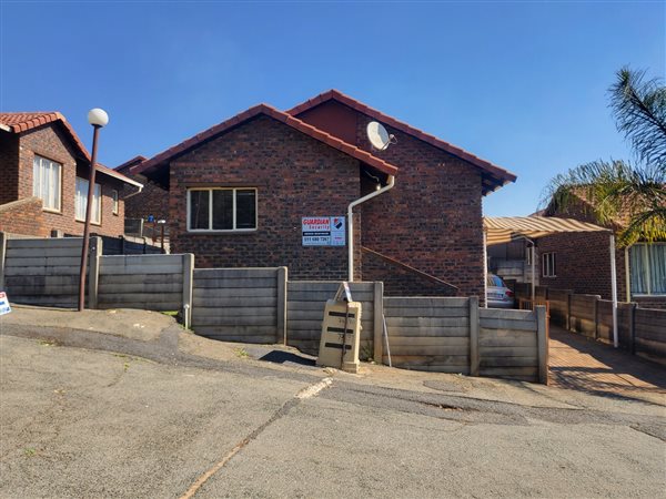 3 Bedroom Townhouse 3 Bedroom Townhouse