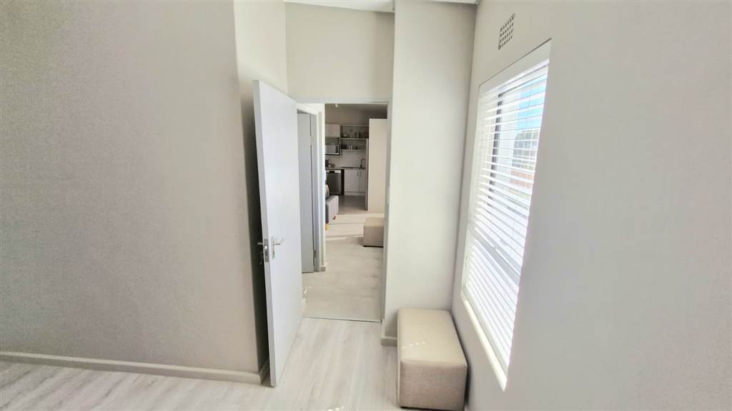 1 Bed Apartment in Tableview photo number 9