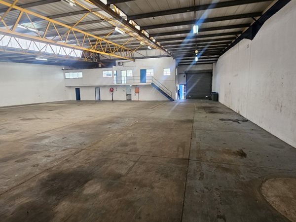 816  m² Commercial space