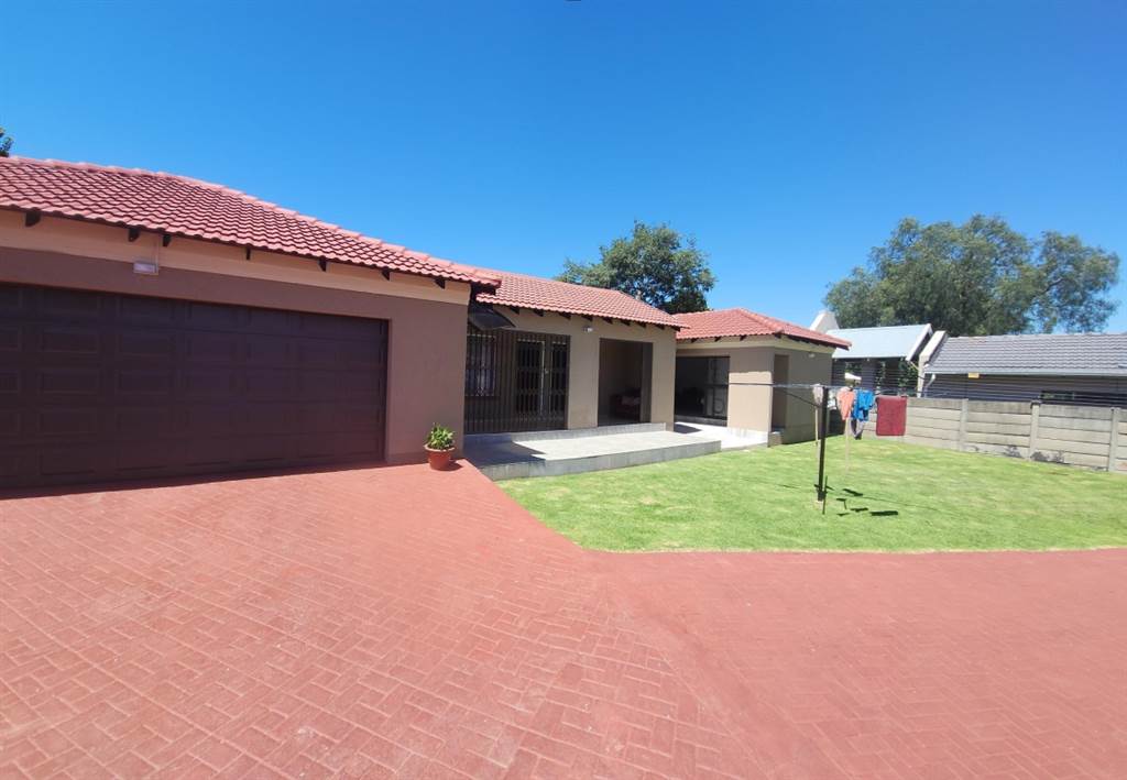 4 Bed House in Brackendowns photo number 25
