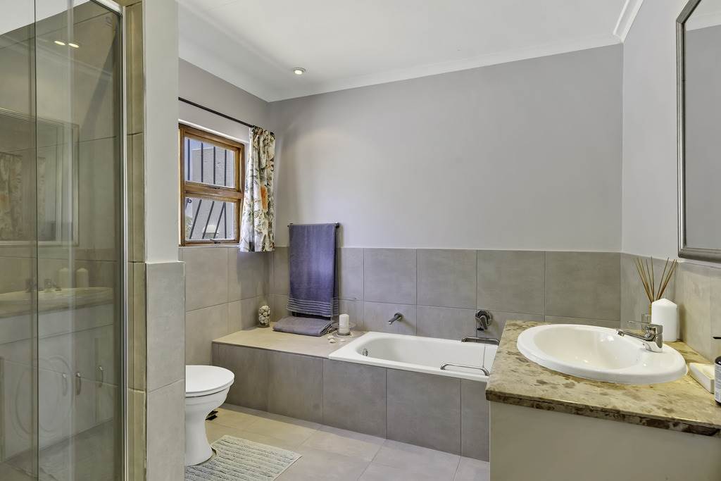 4 Bed House in Douglasdale photo number 14