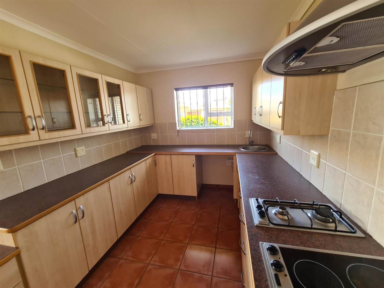 2 Bed House in Jeffreys Bay photo number 10